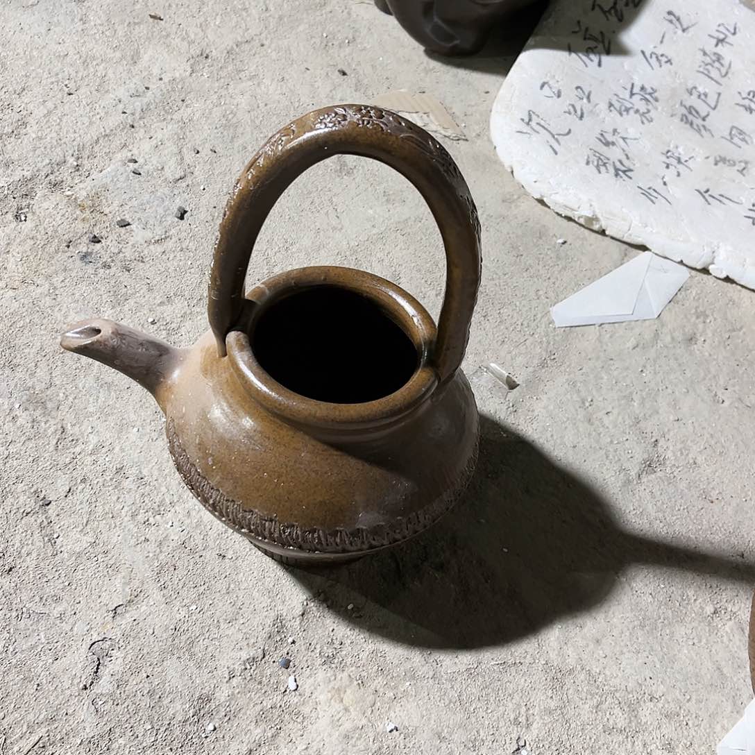 紫砂花盆花盆里的小猫咪