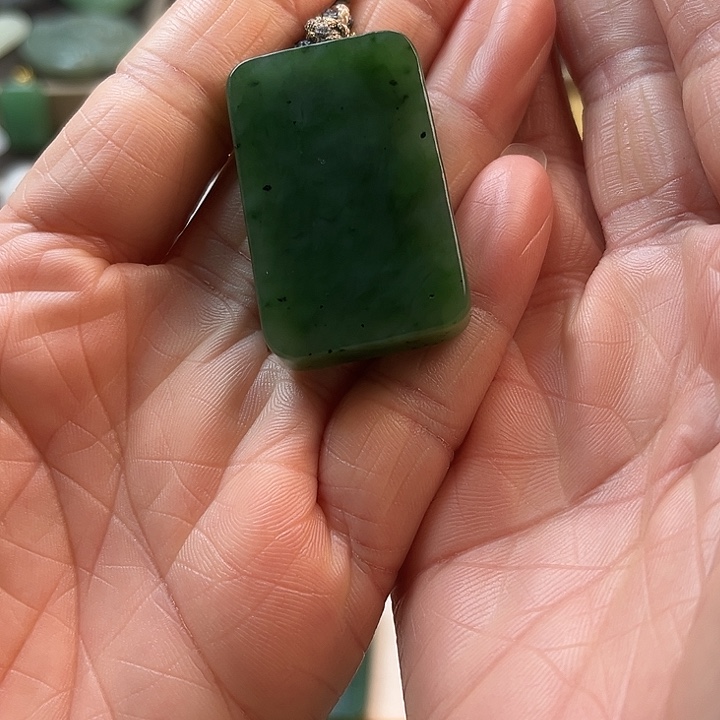 米***米和田玉未镶嵌颈饰