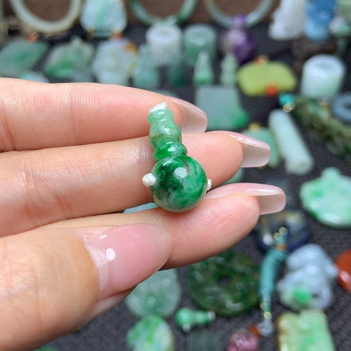 翡翠挂件未镶嵌……