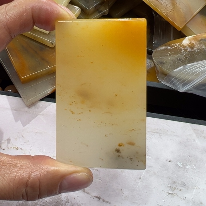 石英质玉（黄龙玉）颈饰未镶嵌