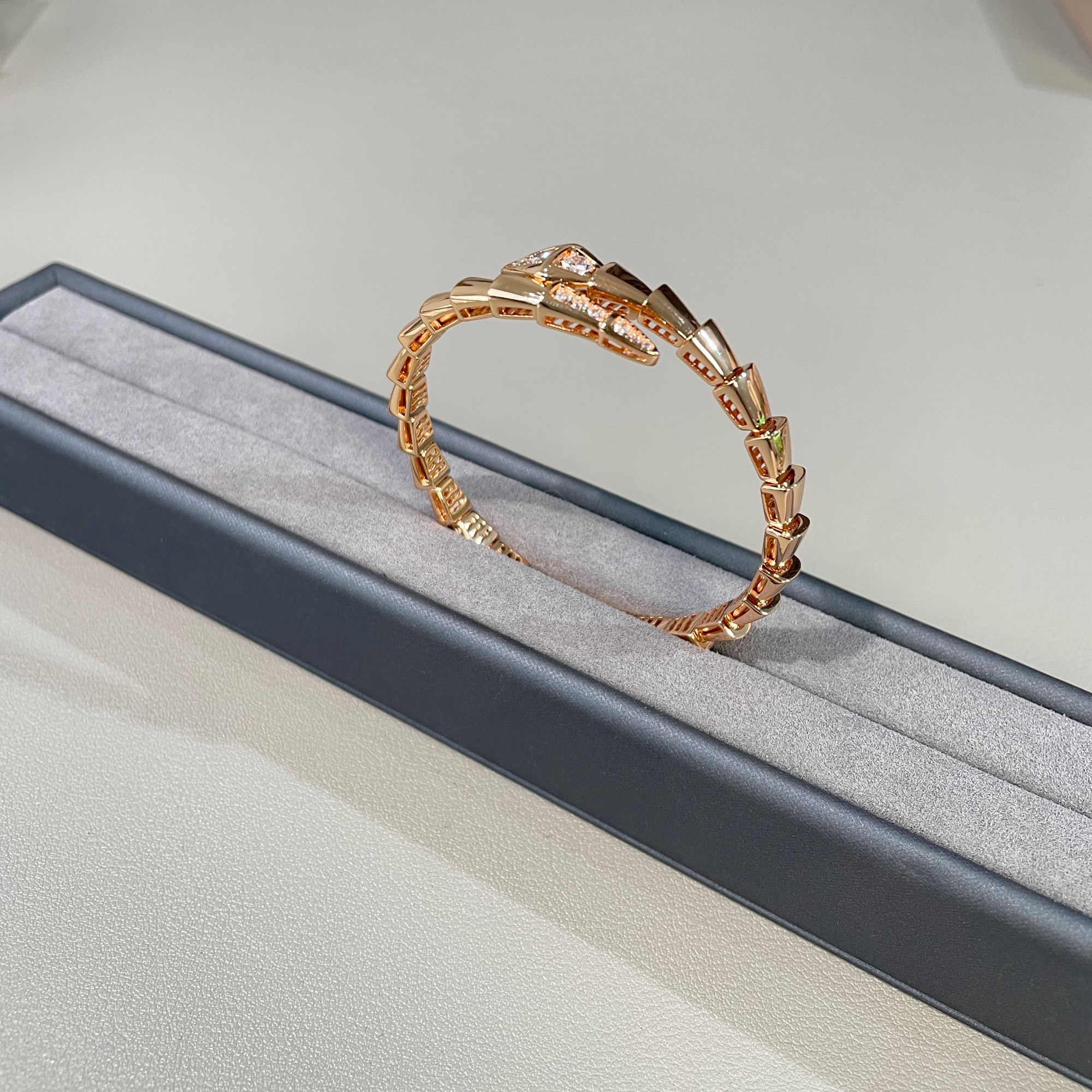 铜合金莫桑石手镯 443 设计师款轻奢高定头尾钻蛇手镯