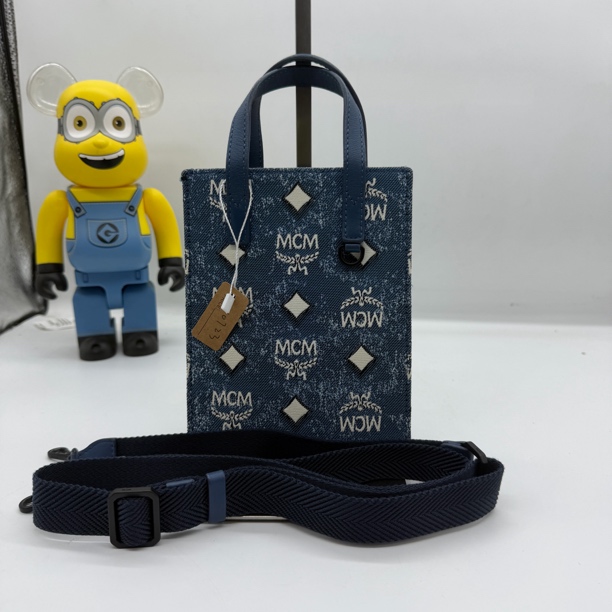 95新 MCM 奢得/牛仔三格琴谱斜挎包110723