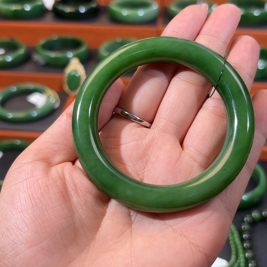 和田玉（碧玉）未镶嵌手镯辣绿色胖圆