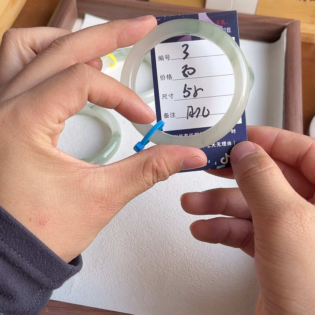 月****石英质玉未镶嵌手镯3:55