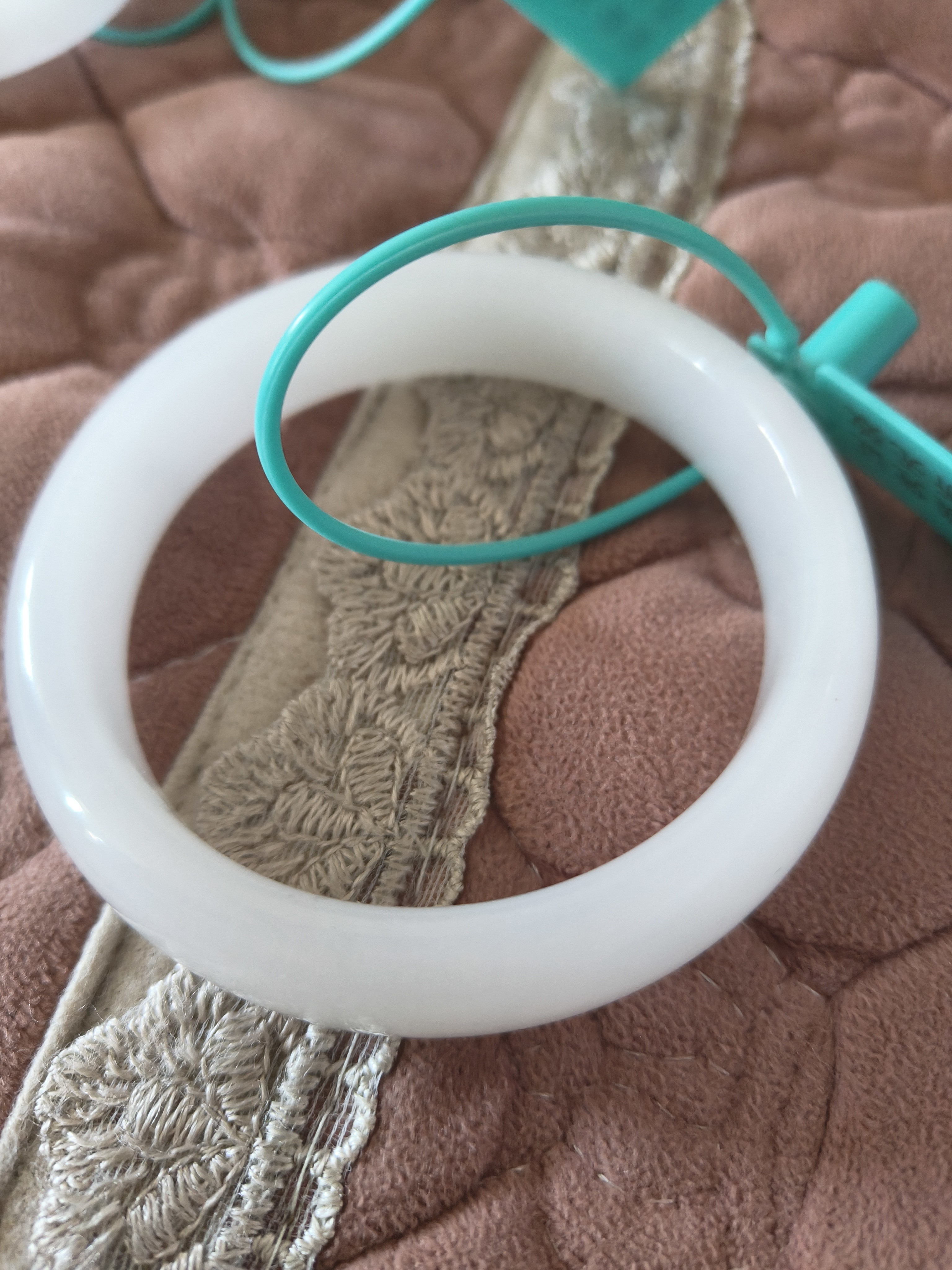 新款时尚百搭潮流宽版新疆白色玉手镯石英质玉