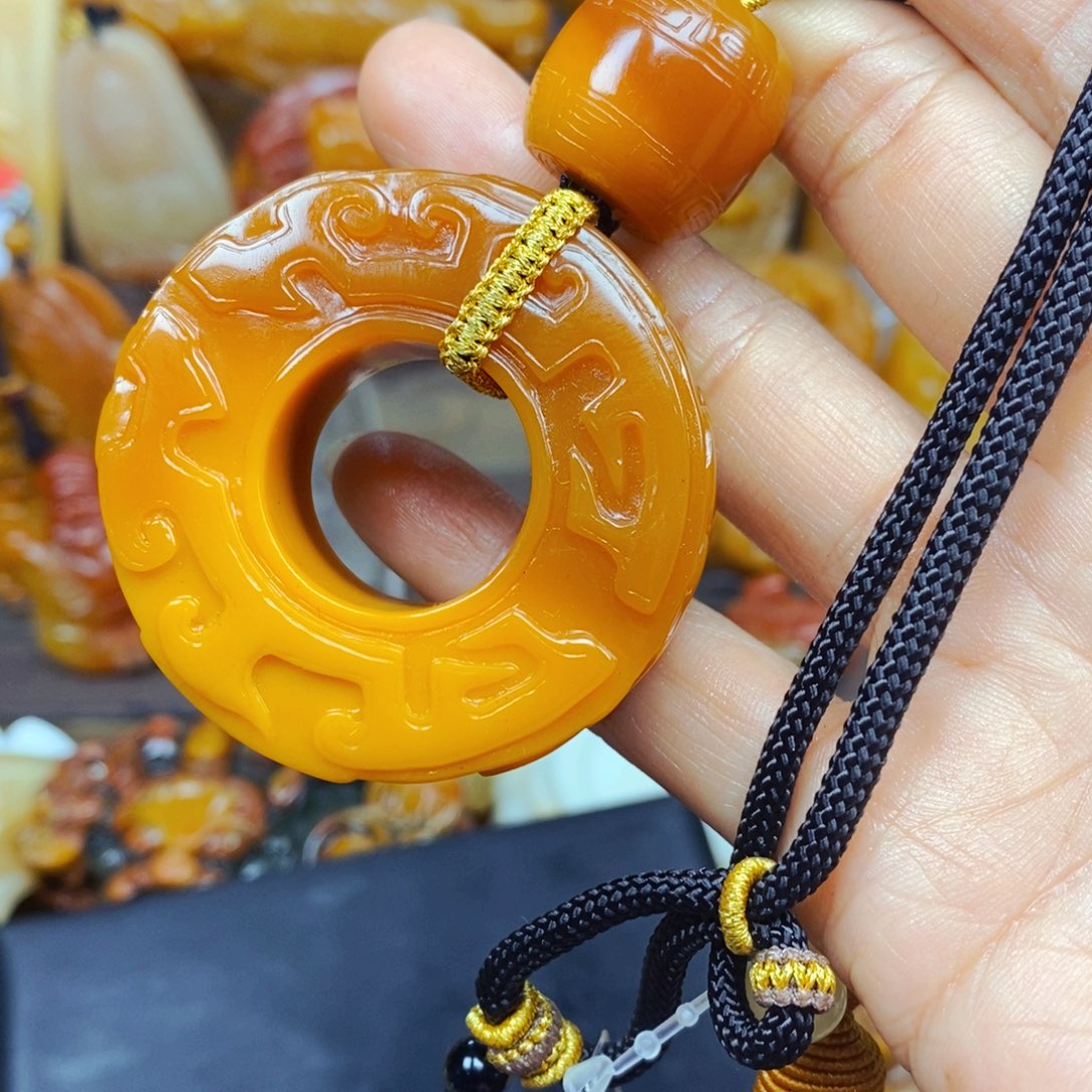 石英质玉（黄龙玉）颈饰未镶嵌