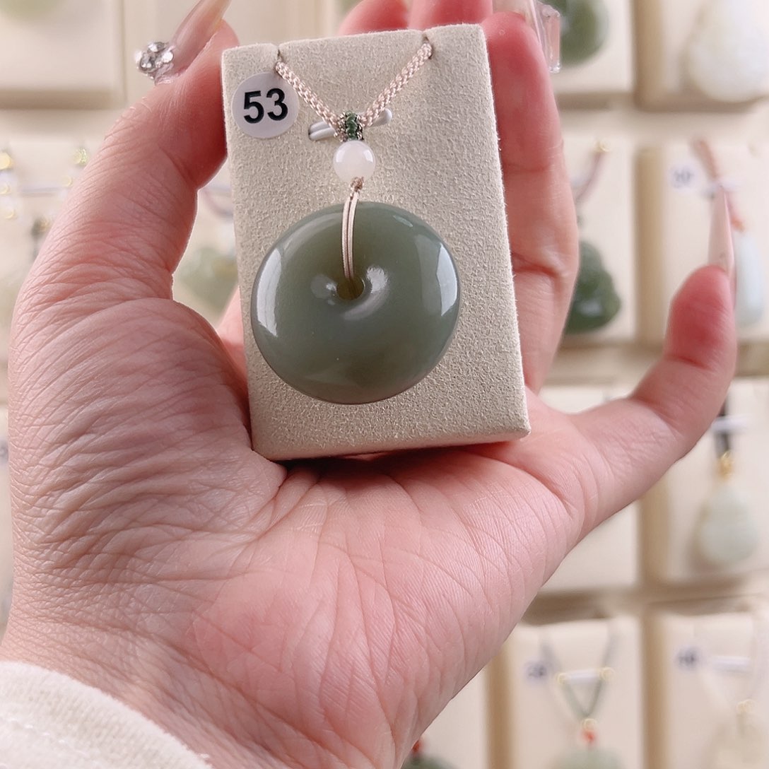 和田玉吊坠(不含链)未镶嵌?