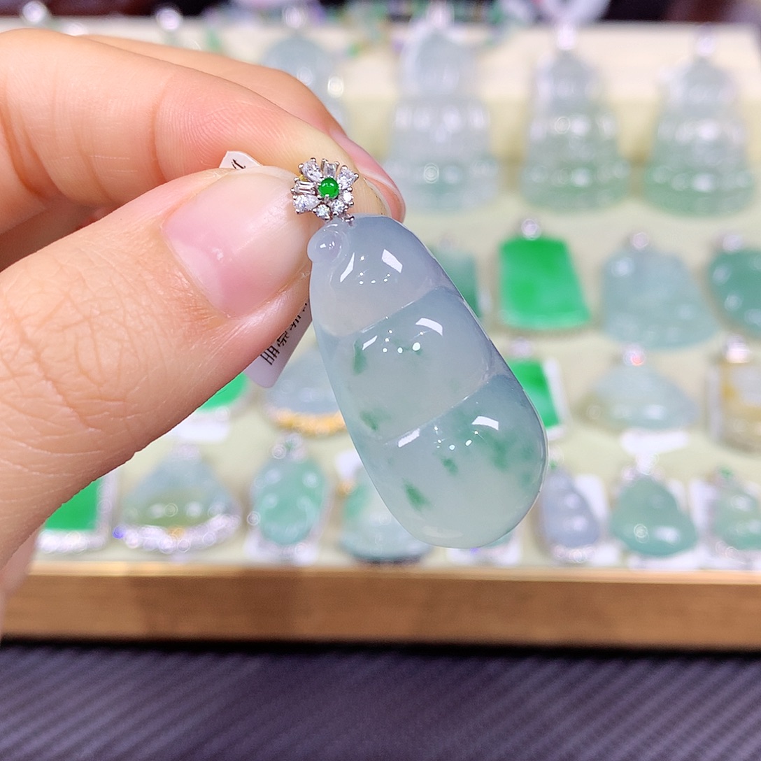 翡翠18K金镶嵌颈饰飘花豆子