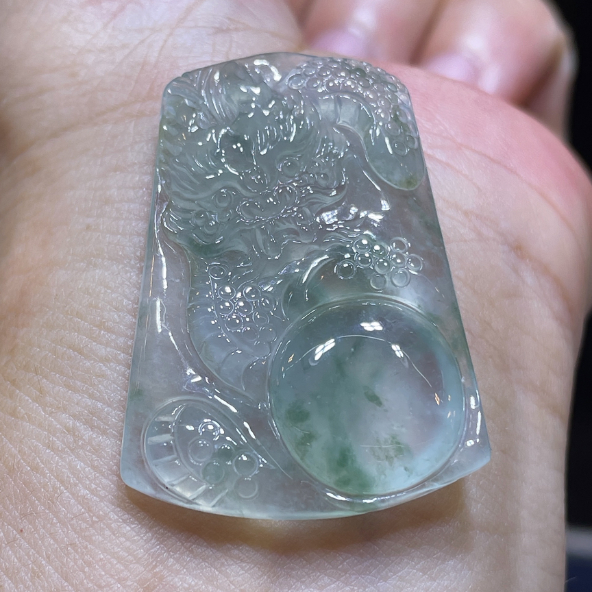 缅甸A货翡翠冰种飘绿花龙牌吊坠，38.3-27.2-5.2