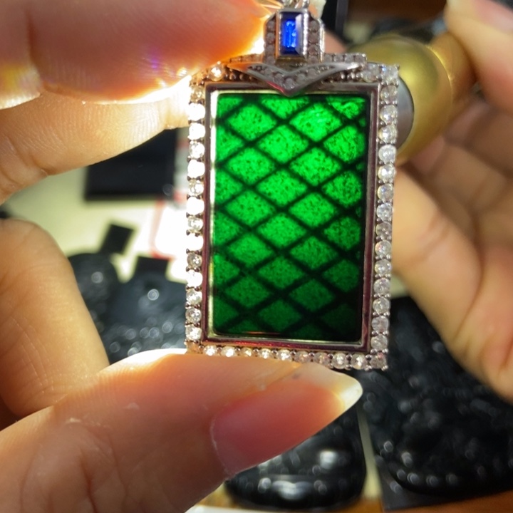 翡翠颈饰未镶嵌墨翠