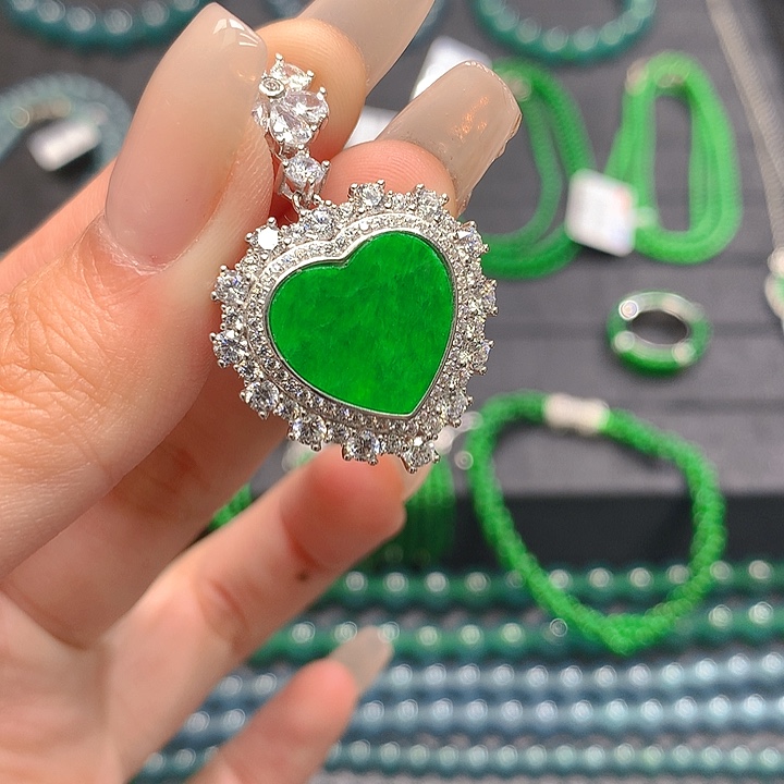 翡翠颈饰未镶嵌。。。。