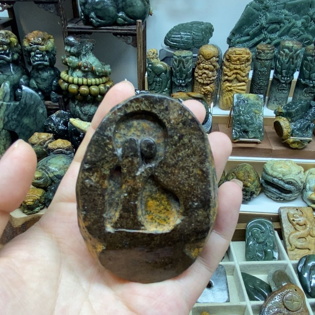 未镶嵌岫岩河磨玉（透闪石质玉）把件