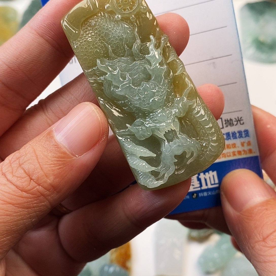 翡翠未镶嵌颈饰龙牌