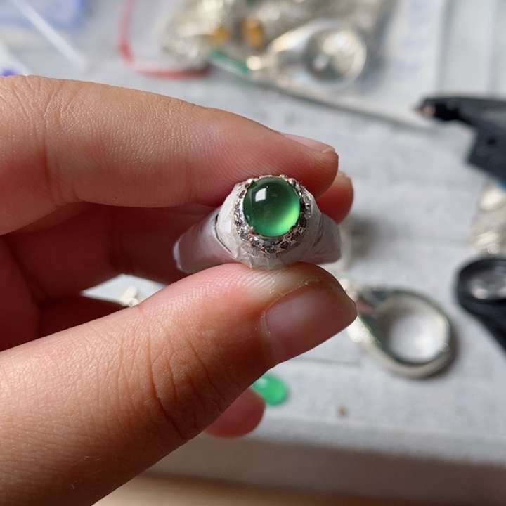 翡翠戒指未镶嵌顾****?翡翠冰种