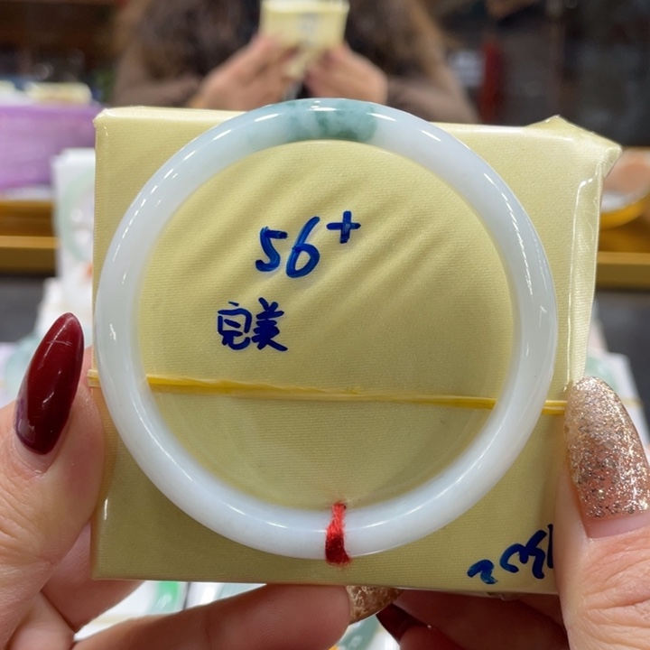 翡翠手镯未镶嵌翡翠