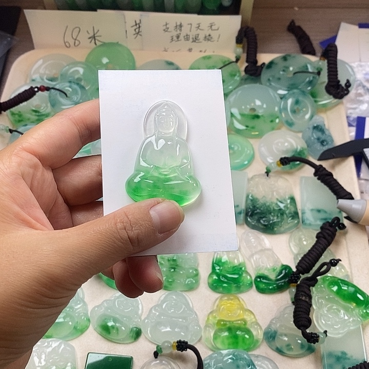 翡翠未镶嵌颈饰观音