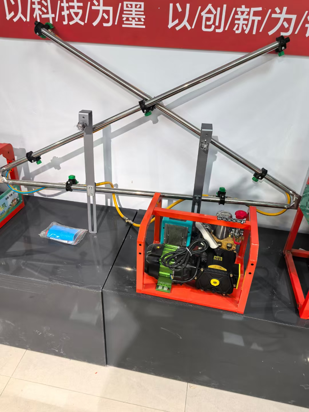 三轮车农用电动喷雾可折叠多喷头自带大容量电池喷雾打药一体机