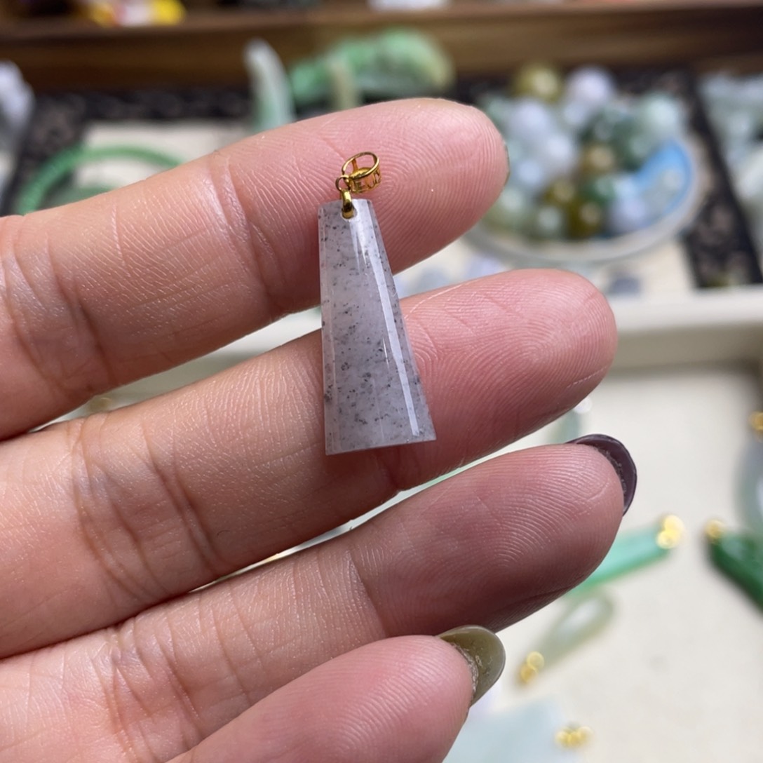 翡翠颈饰18K金镶嵌乌鸡无事牌