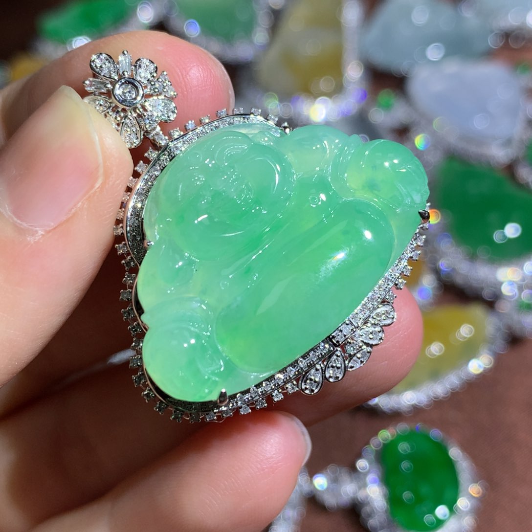 翡翠颈饰18K金镶嵌佛