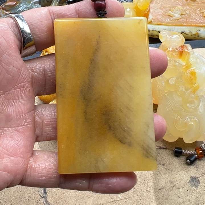 石英质玉（黄龙玉）颈饰未镶嵌