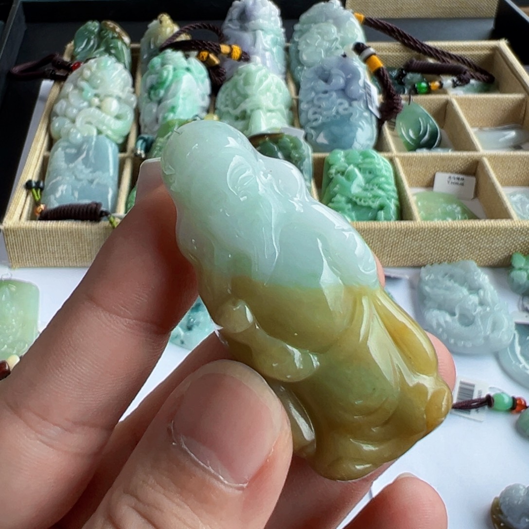 翡翠未镶嵌颈饰挂件