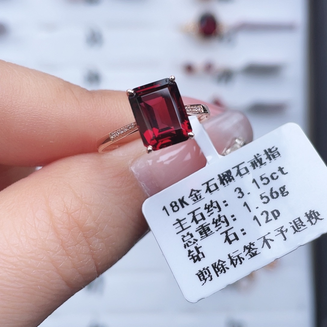 戒指18K金镶嵌石榴石