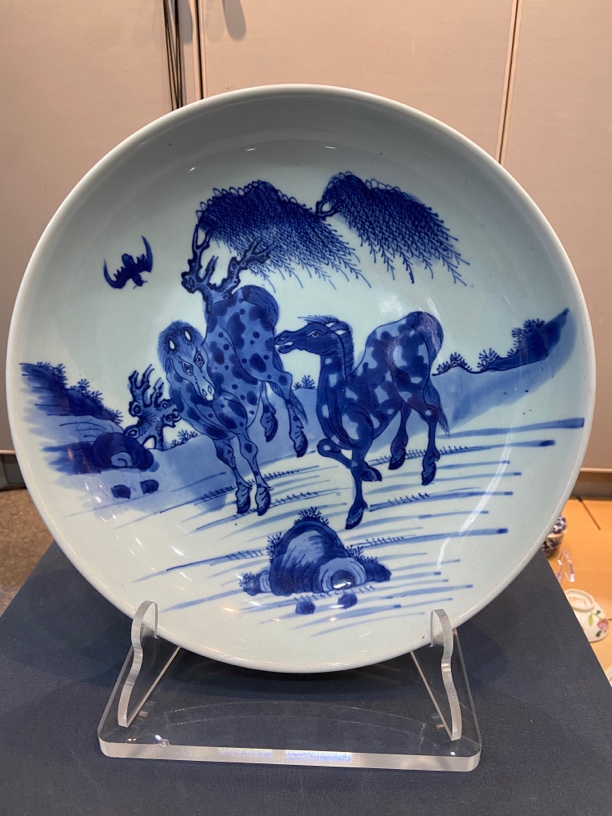 现代工艺品，柳下双骏青花盘