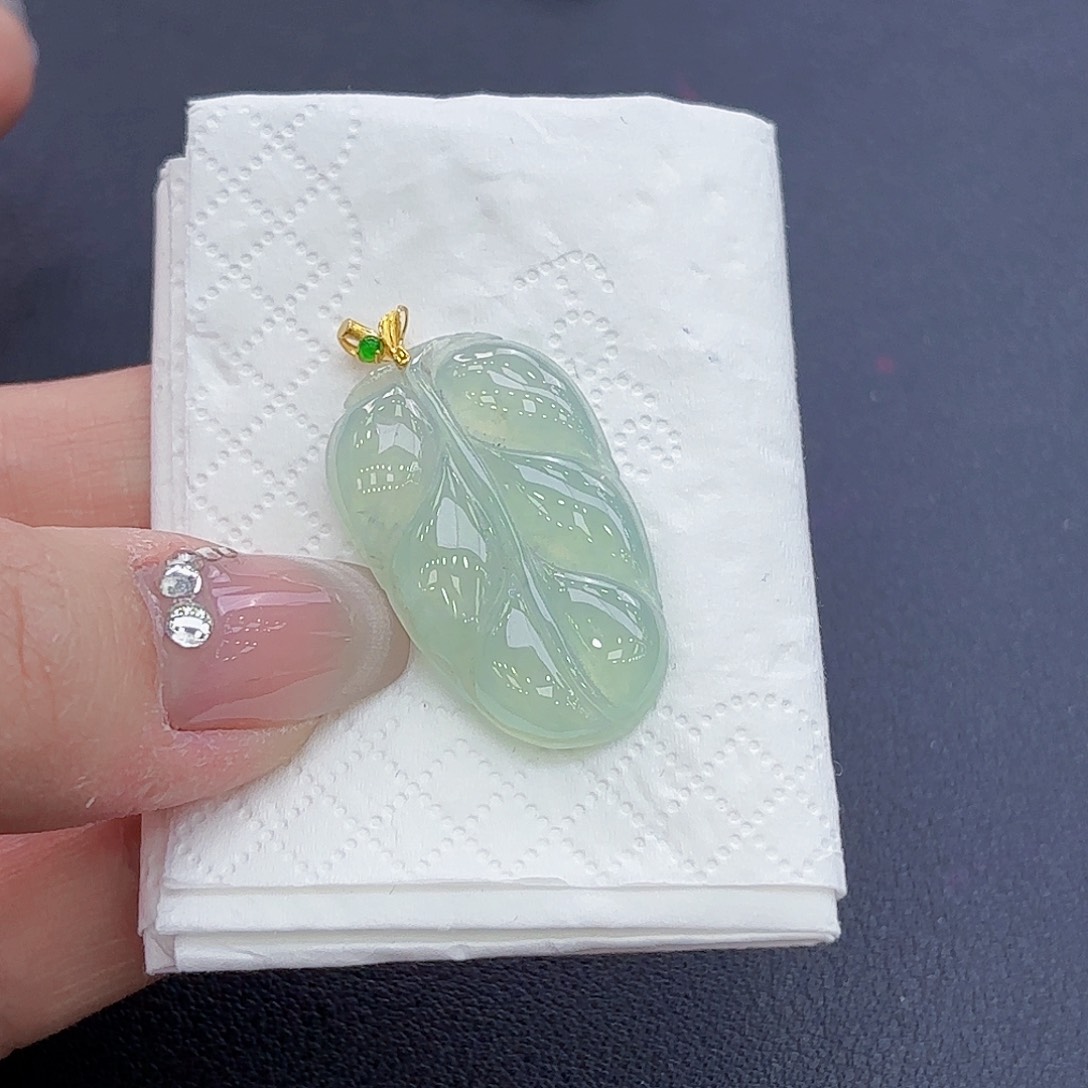 翡翠颈饰18K金镶嵌精品•叶子吊坠