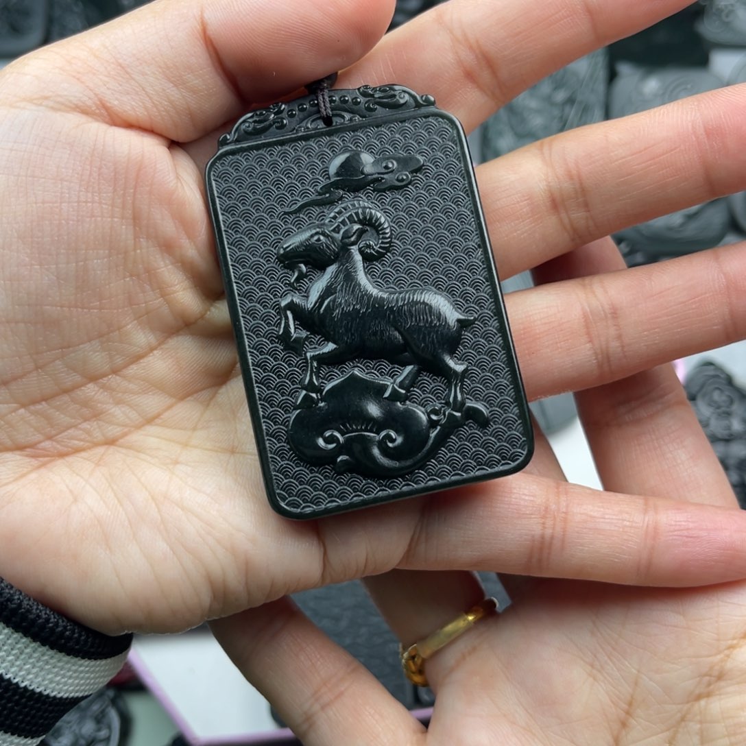 和田玉颈饰未镶嵌黄**。