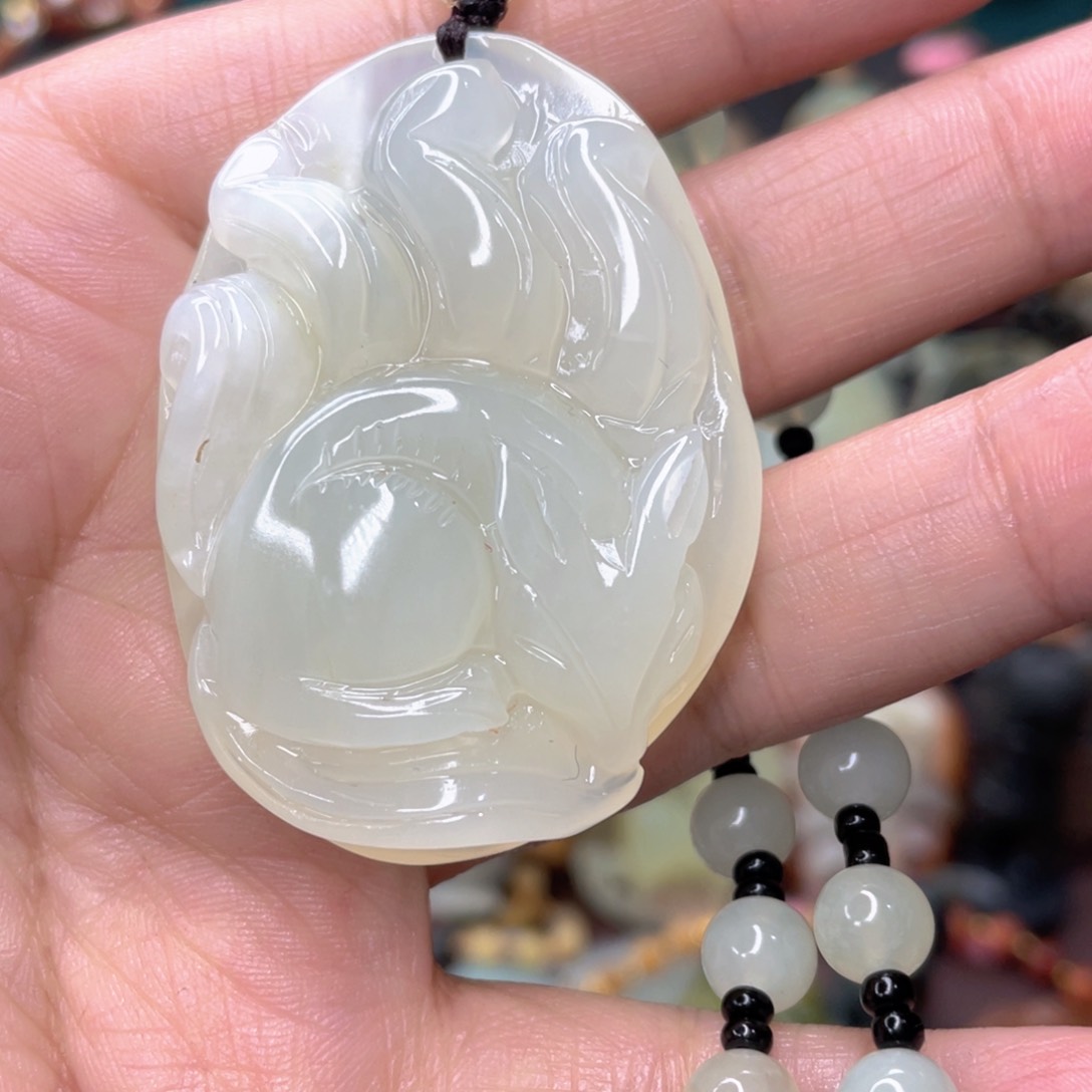 蛇纹石玉颈饰未镶嵌