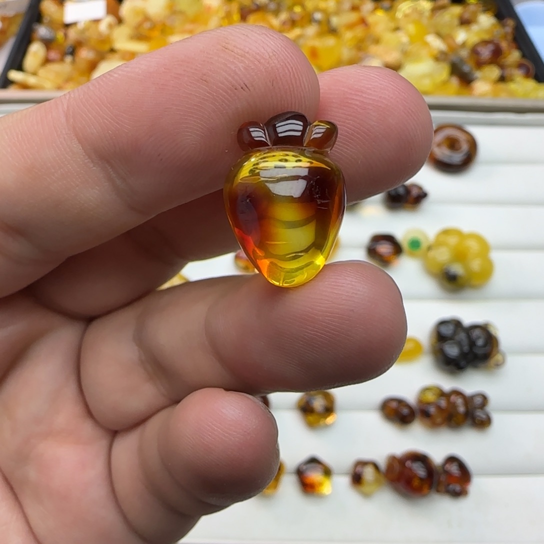 琥珀未镶嵌裸石1.2克有瑕