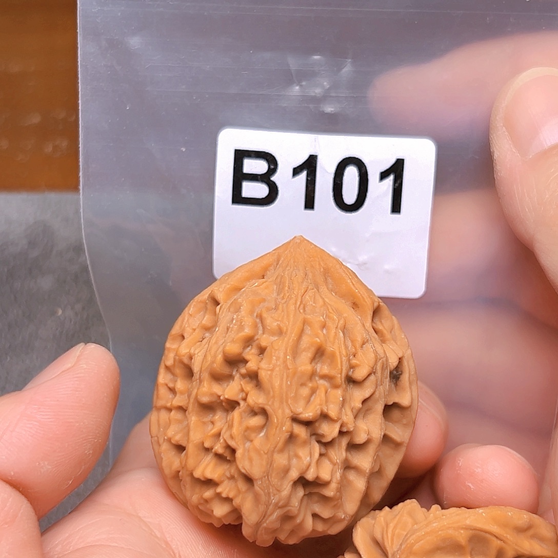 文玩核桃吊坠鸡心