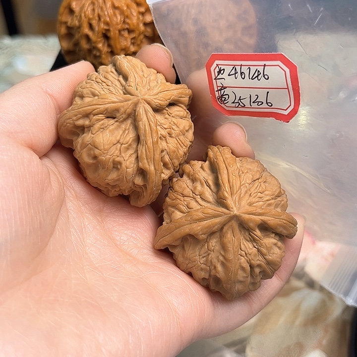 文玩核桃把件红狮子头四棱