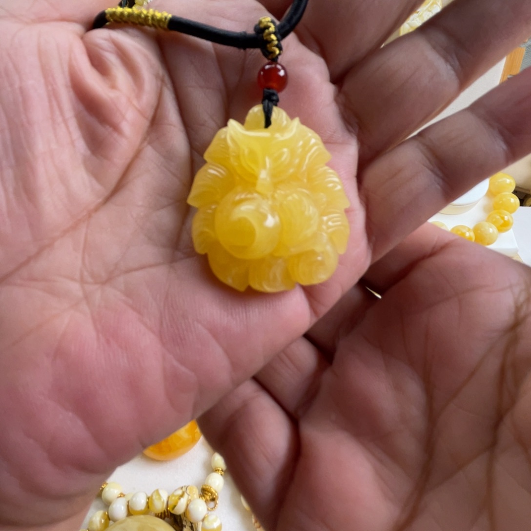 琥珀颈饰未镶嵌，