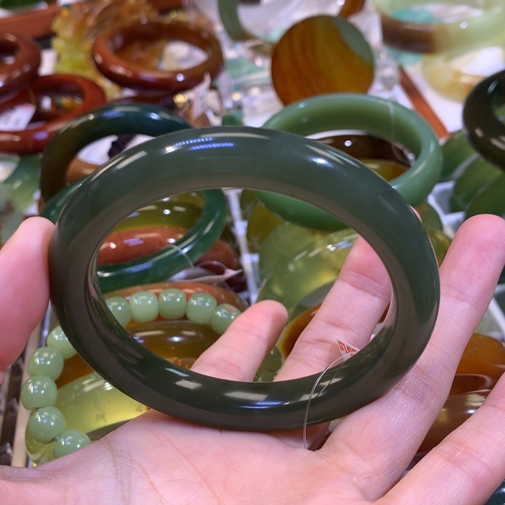 蛇纹石玉手镯未镶嵌