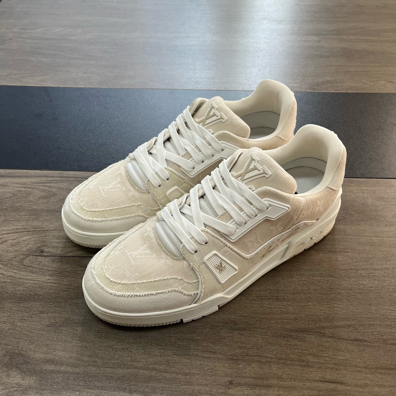 LV trainer粉白破坏牛仔 43码无盒 d3006 成色等级：A级