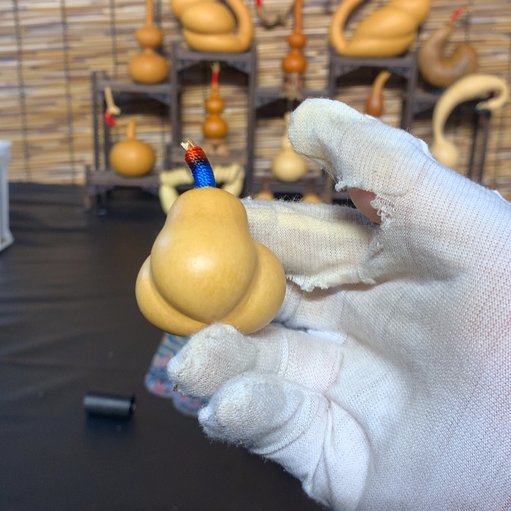 金蟾在水边游去天外之木和