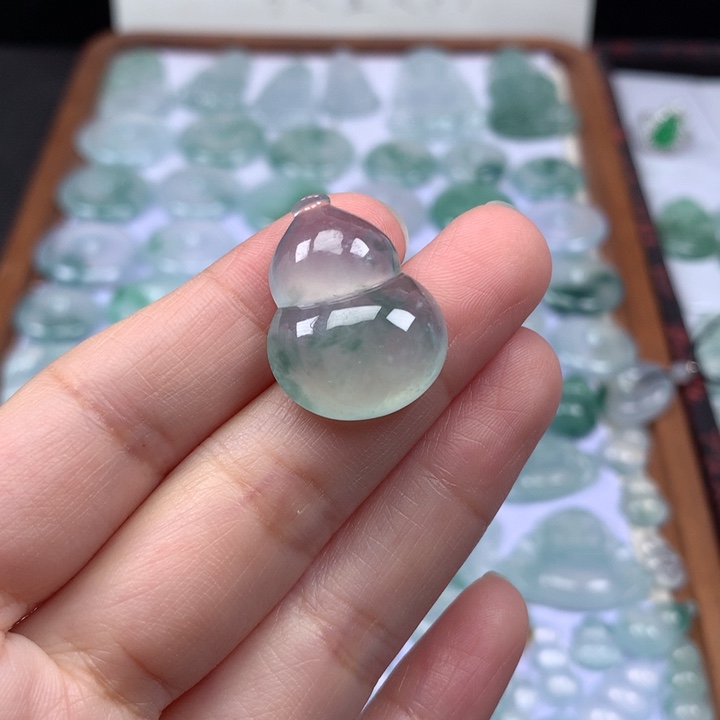 颈饰未镶嵌翡翠冰种飘花大葫芦