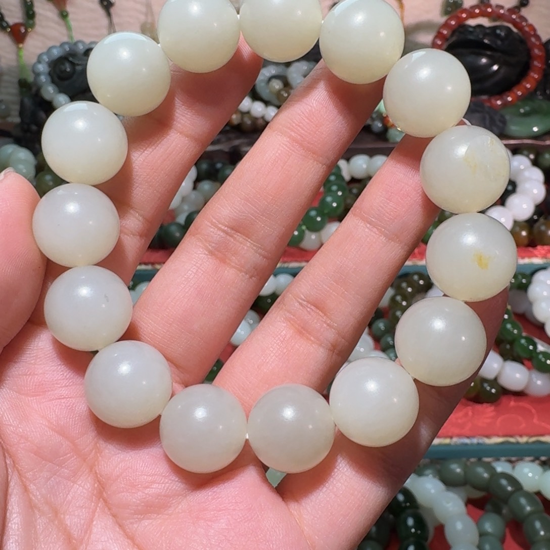 修***逸和田玉未镶嵌手链