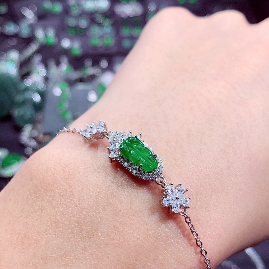 翡翠未镶嵌颈饰挂件