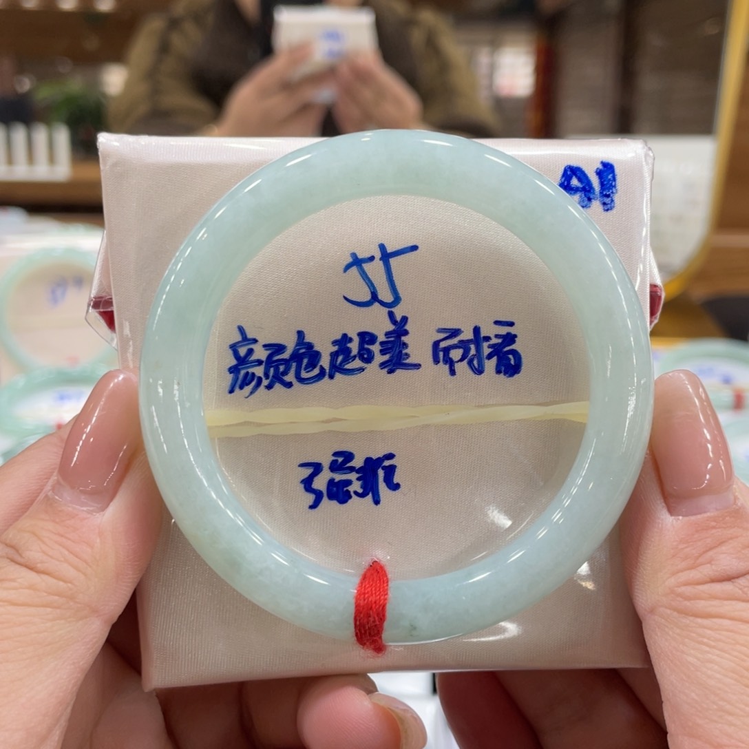 翡翠手镯未镶嵌翡翠