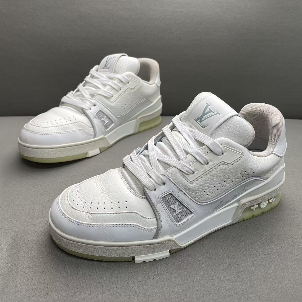 95新 LouisVuitton/路易威登 白色皮革面时尚百搭tr板鞋 39码