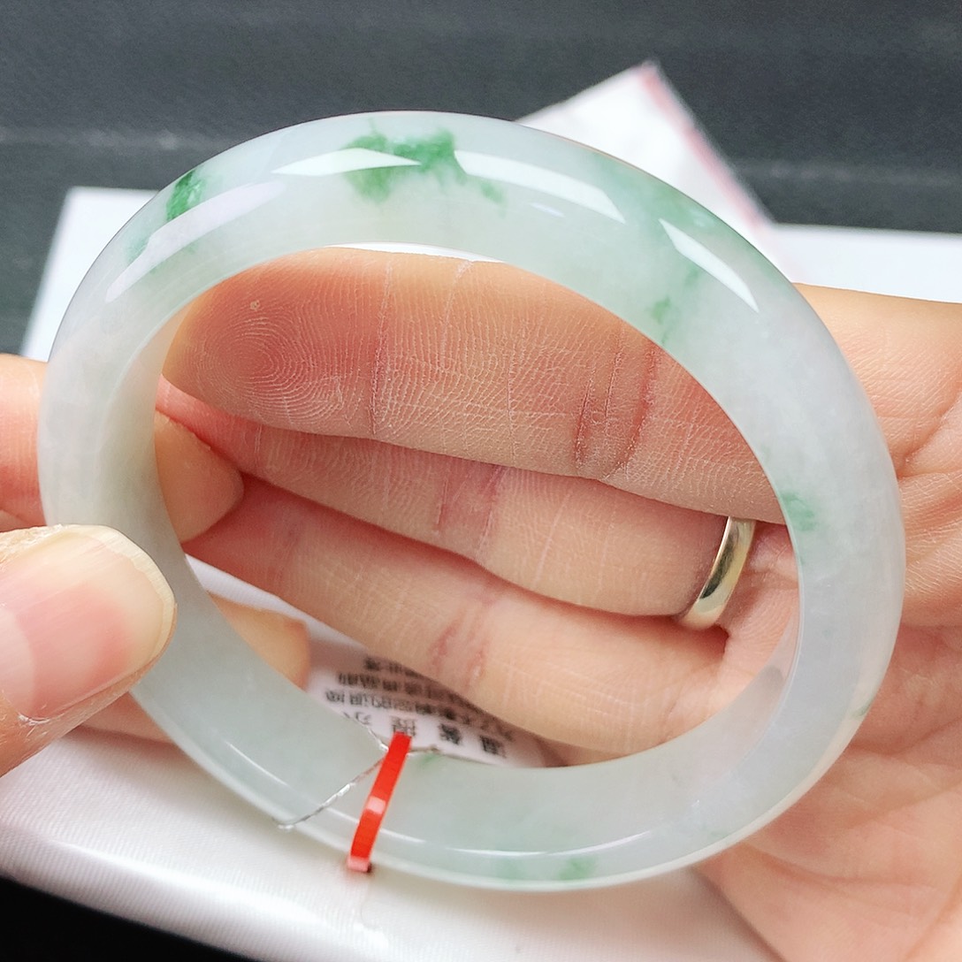 翡翠手镯未镶嵌54圈