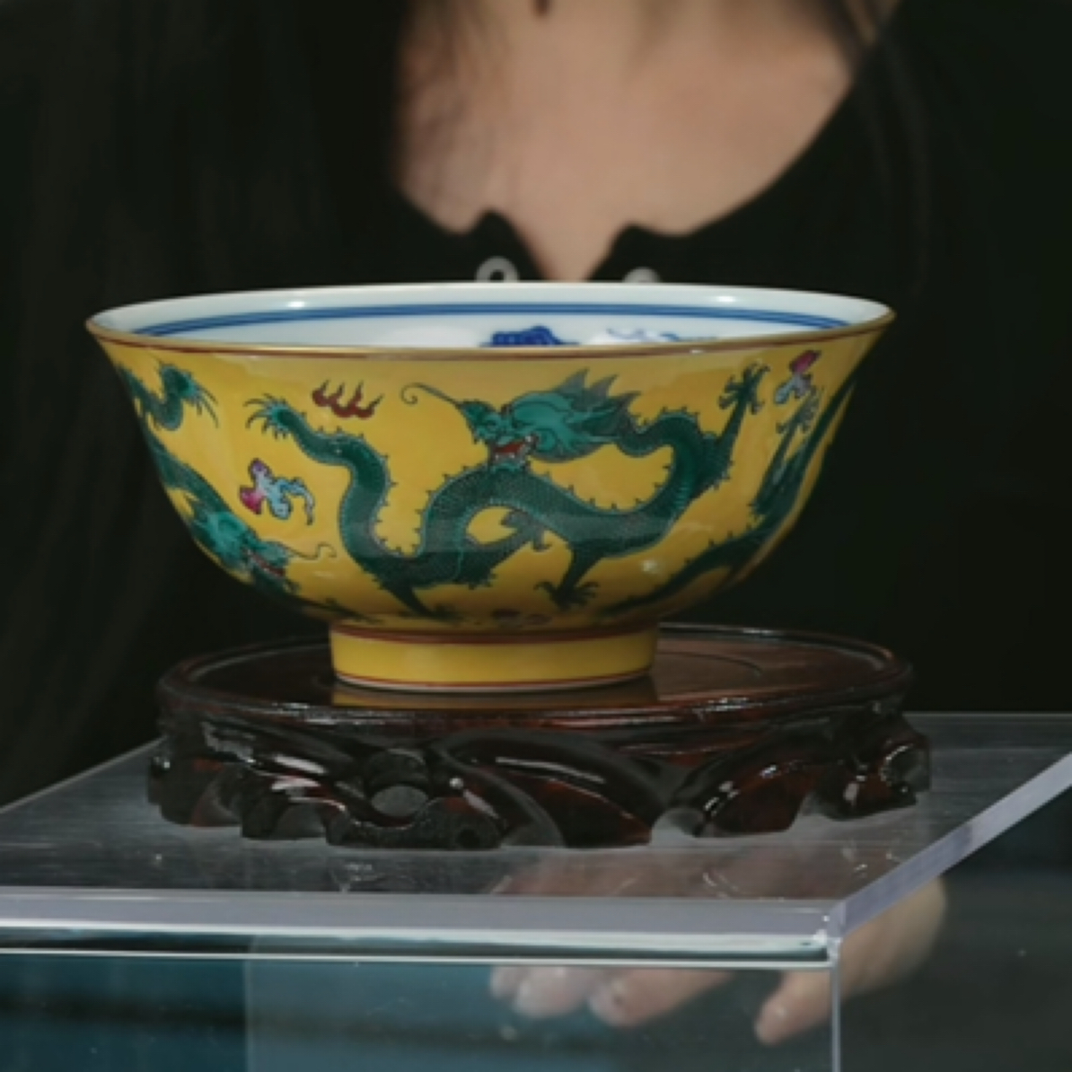 Y内青花外黄地绿龙纹碗