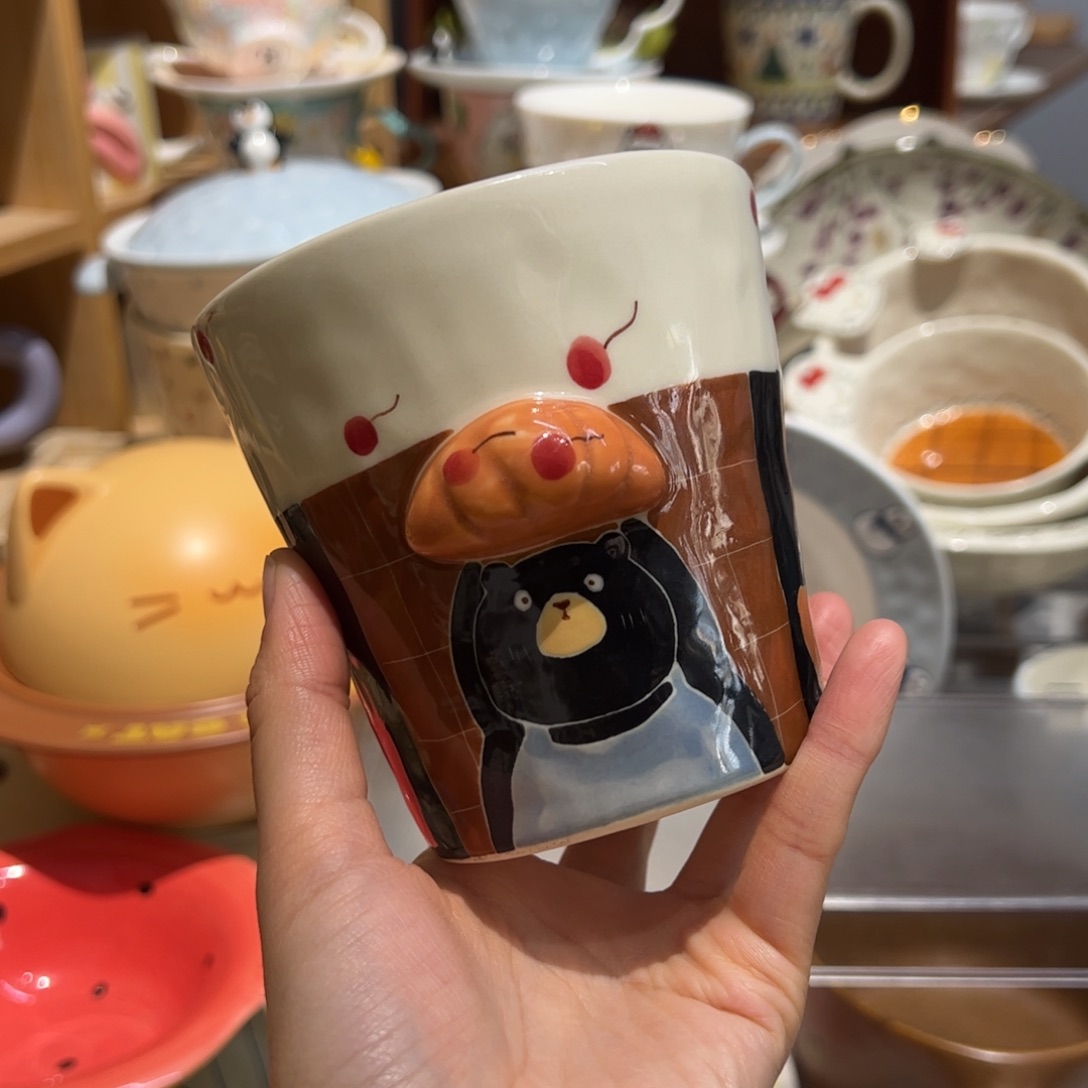 牛角包手握杯     