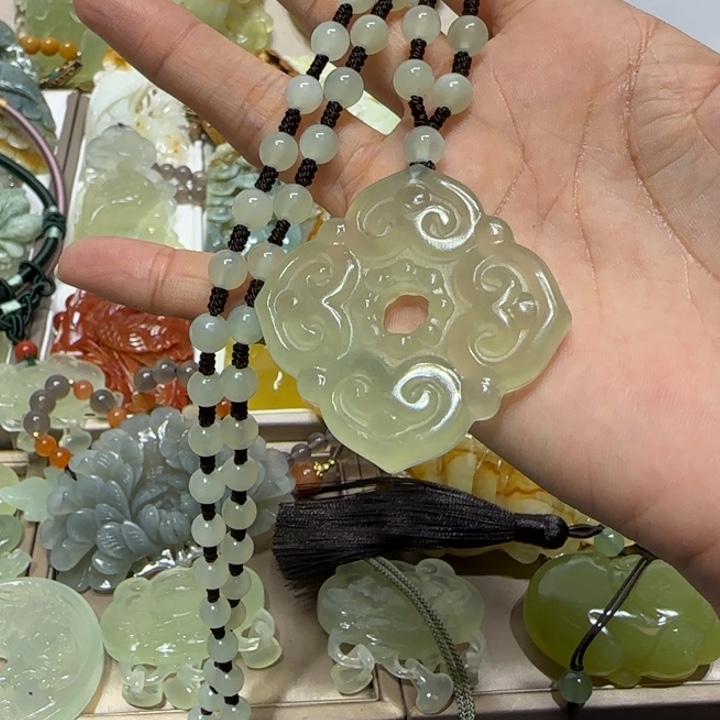 蛇纹石玉吊坠未镶嵌