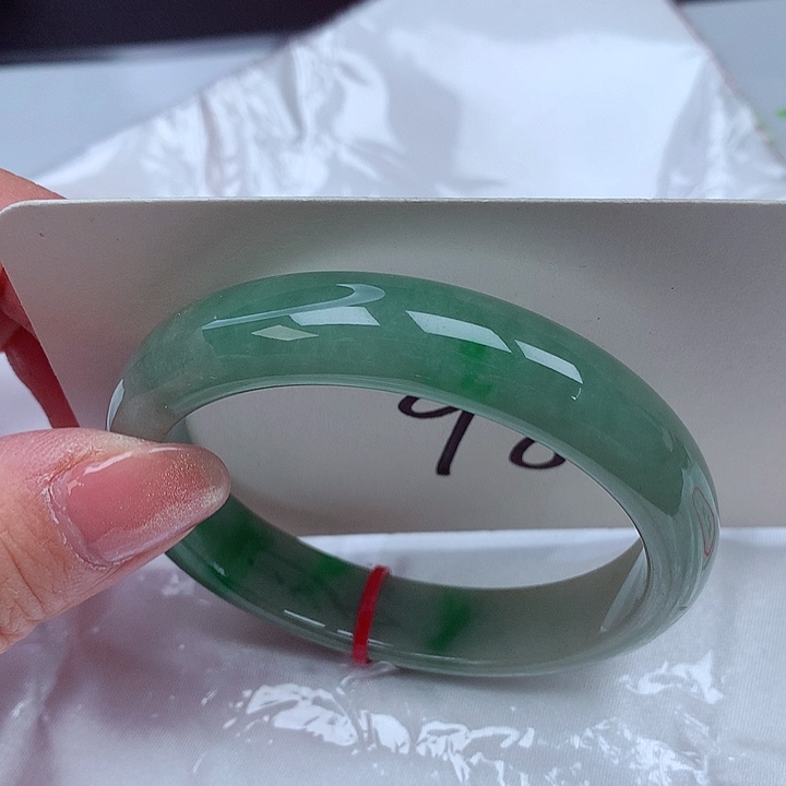 翡翠手镯未镶嵌翡翠