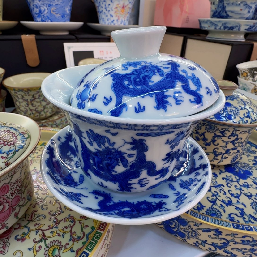 这些盖碗很漂亮我很喜欢！！