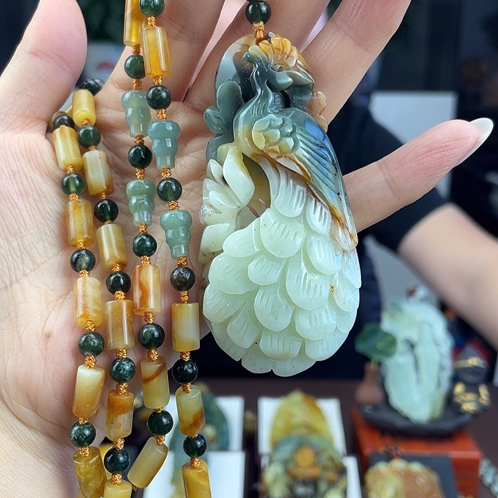 蛇纹石玉未镶嵌颈饰