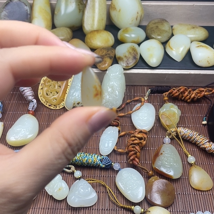 颈饰未镶嵌和田玉（白玉）